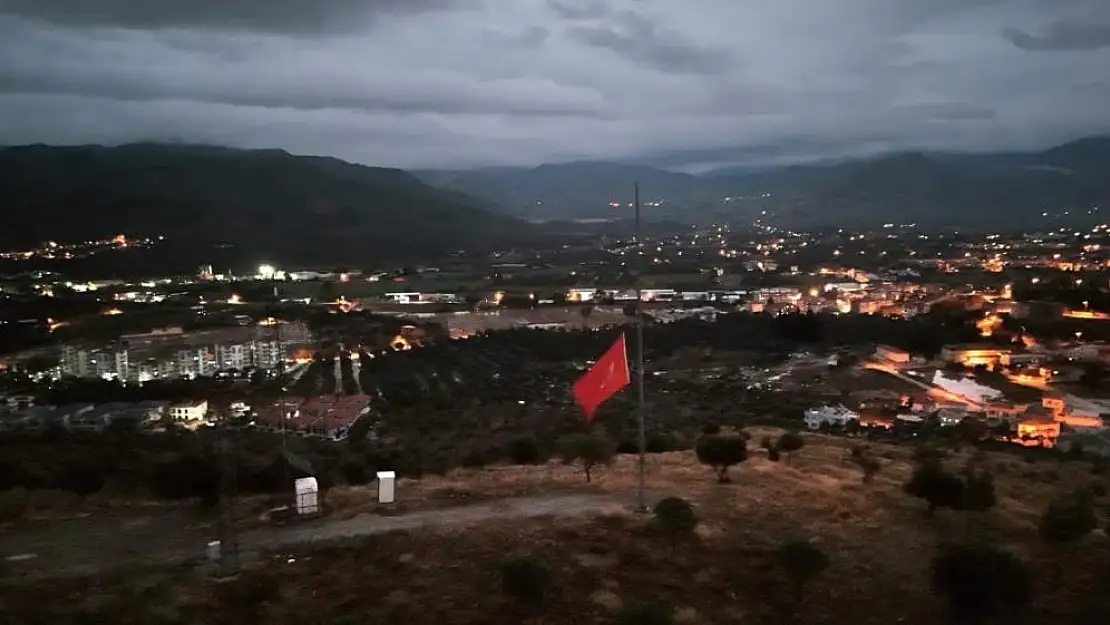 10 Kasım'da yarıya indirilen Türk Bayrağı, halen göndere çekilmedi