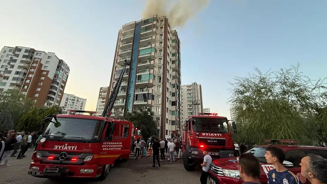 13 katlı binada yangın! Alevlerin ortasında kaldılar
