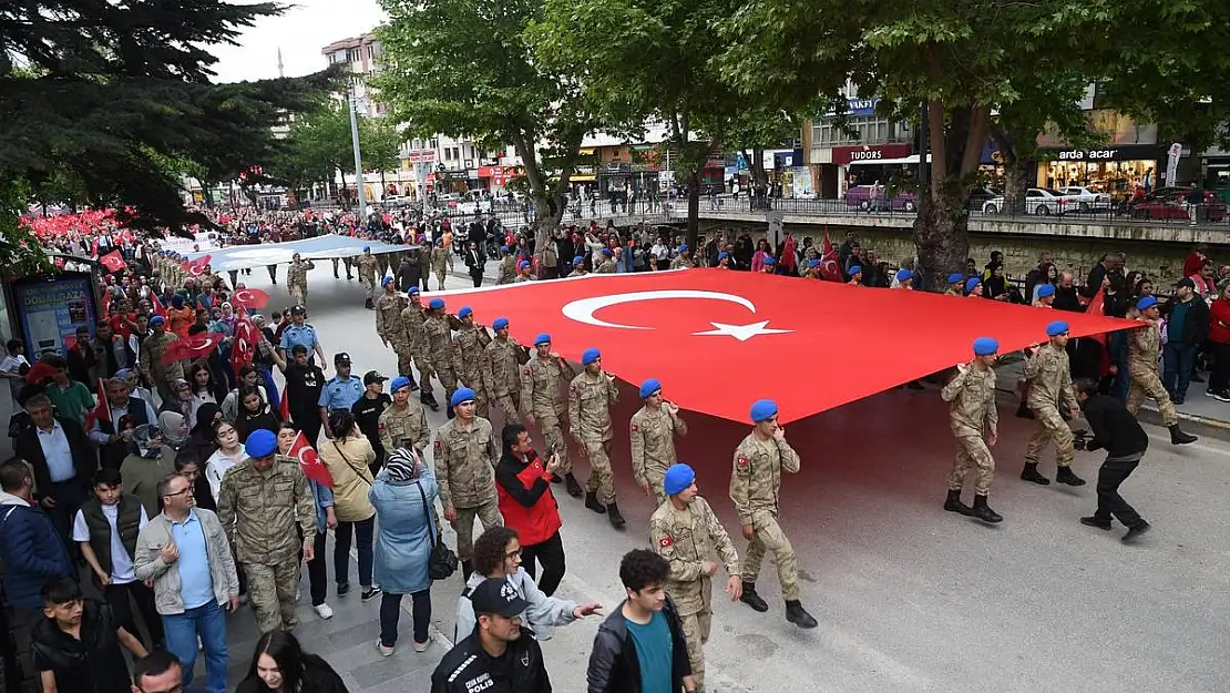 1919 metrelik Türk bayrağıyla yürüdüler