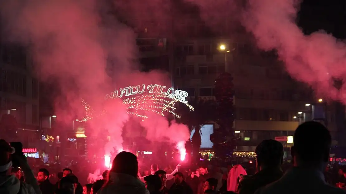 2024’ten görüntüler… İzmir, yeni yıla dileklerle girdi… Dilekler suya düştü!