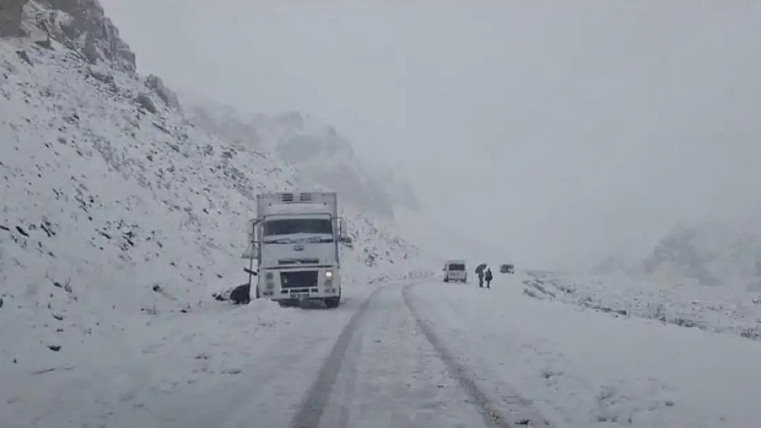 3 bin rakımlı Karabet Geçidi’nde kar yağışı trafiği olumsuz yönde etkiledi