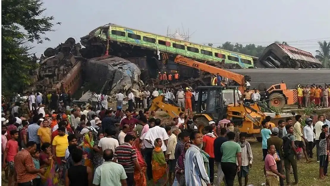 3 Tren Birbirine Çaprtı: 233 Ölü, 900’den Fazla Yaralı