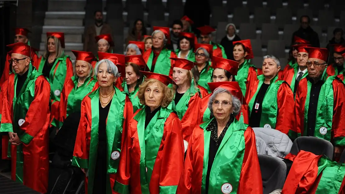 3. Yaş Üniversitesi'nden mezun oldular