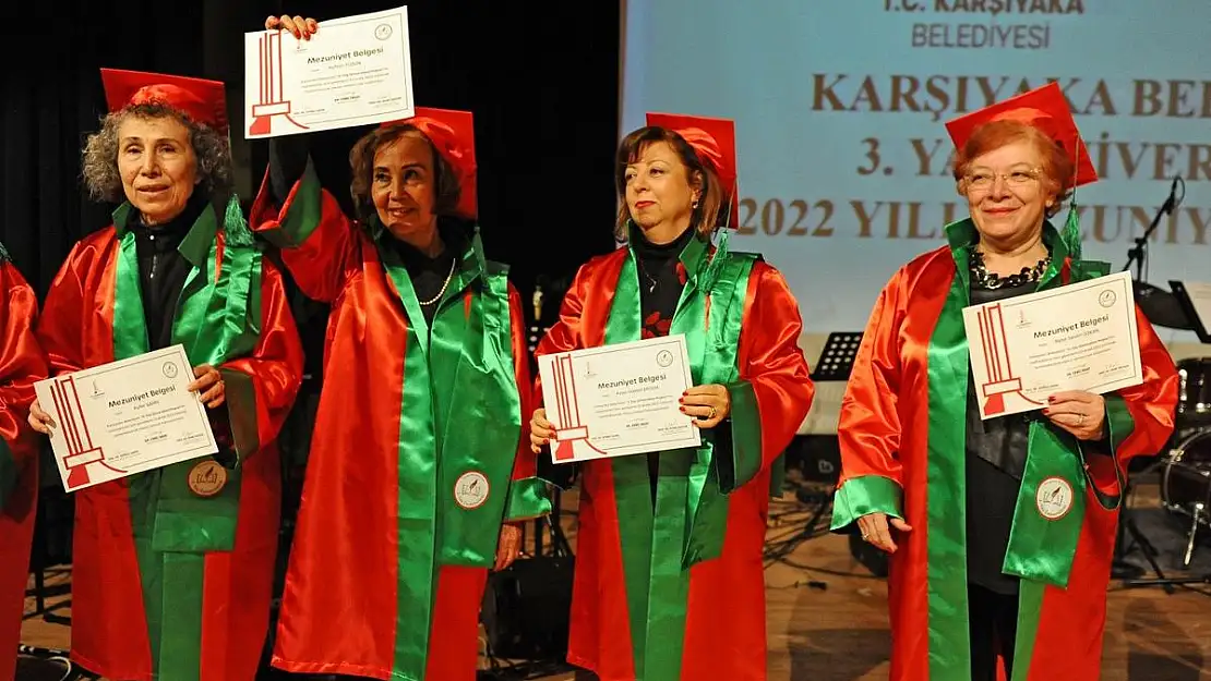 3. Yaş Üniversitesi'nde mezuniyet sevinci