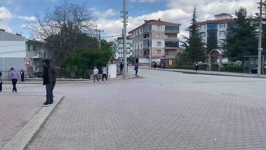5.2'lik sarsıntı panik yarattı: Vatandaşlar sokaklara döküldü