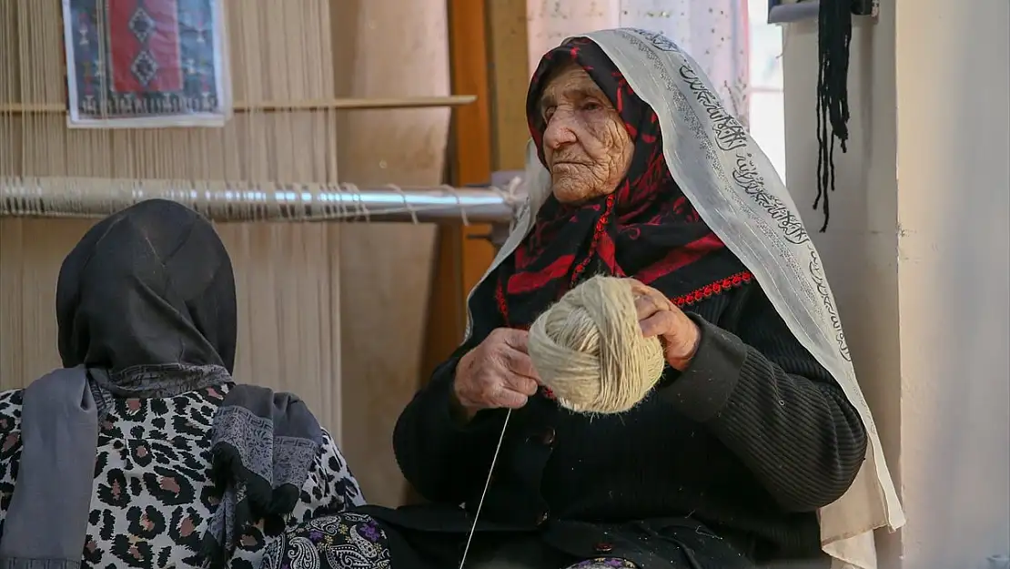 85 yaşındaki kursiyer hem öğreniyor hem öğretiyor