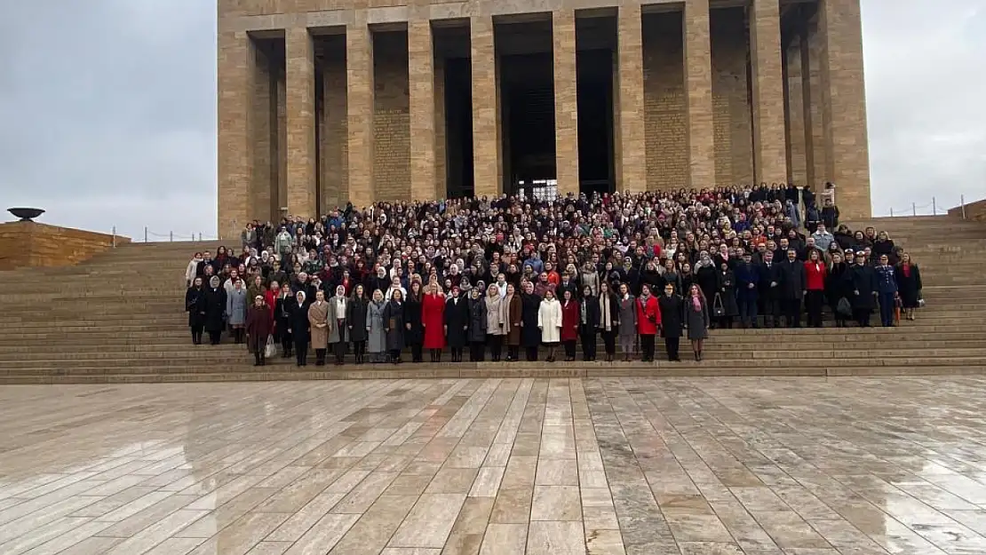 90 yıllık minnet! Bakan Göktaş, kadın hakları için Anıtkabir'de