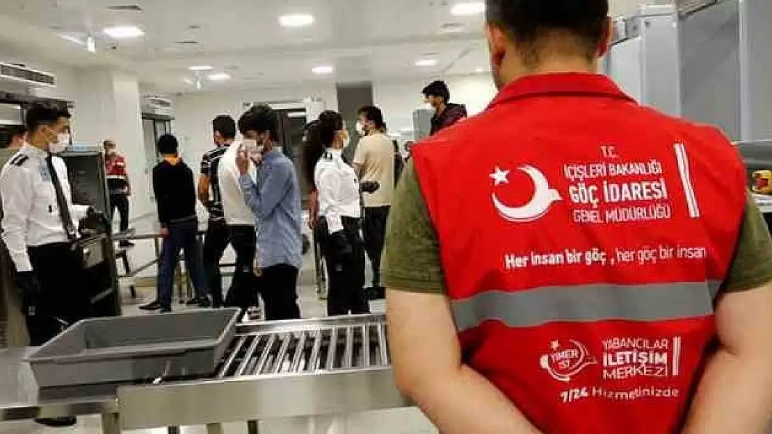 932 düzensiz göçmen sınır dışı edildi