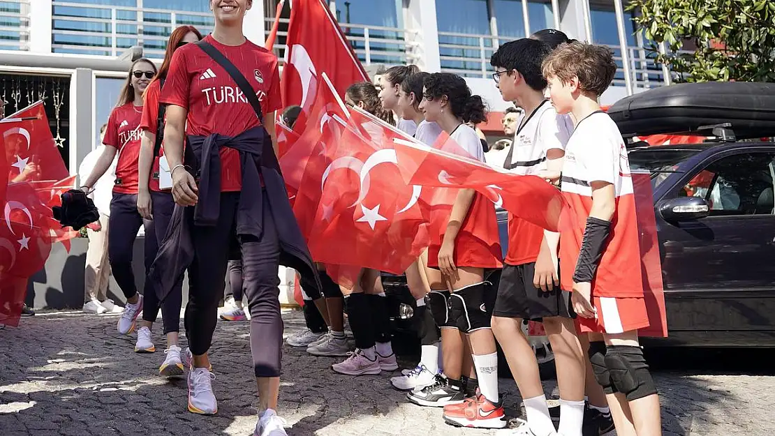 A Milli Kadın Voleybol Takımı’nın Paris yolculuğu başladı