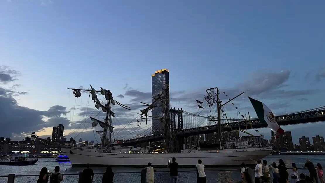 ABD'de bir gemi Brooklyn Köprüsü'ne çarptı! Ölü ve yaralılar var