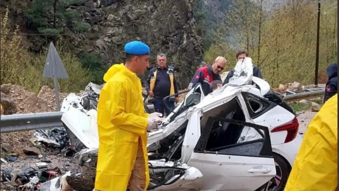 Adana'da heyelan nedeniyle devrilen kayanın altında kalan otomobildeki 4 öğretmen hayatını kaybetti