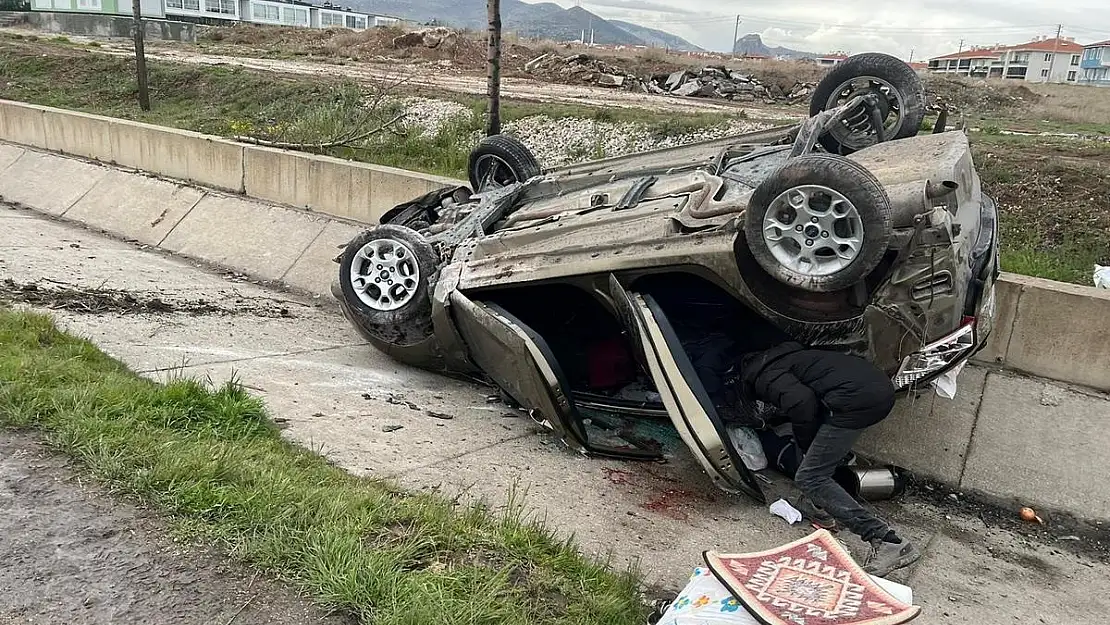 Afyon’da karşı şeride uçan araç takla attı… 2 yaralı