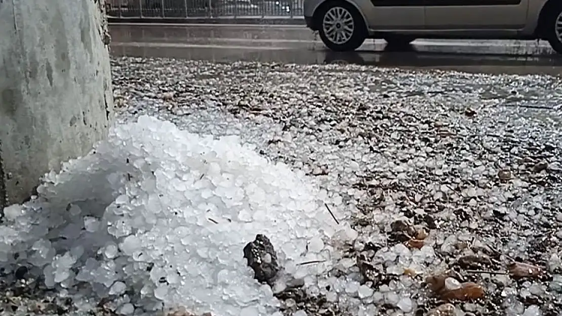 Afyon'da ani dolu yağışı vatandaşı mağdur etti