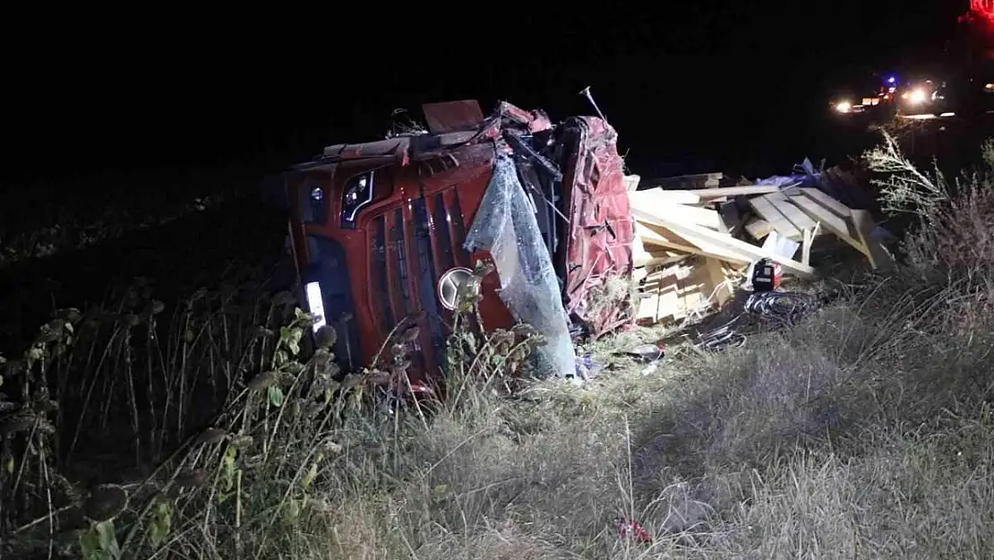 Afyon’da devrilen kereste yüklü tırın sürücüsü hayatını kaybetti