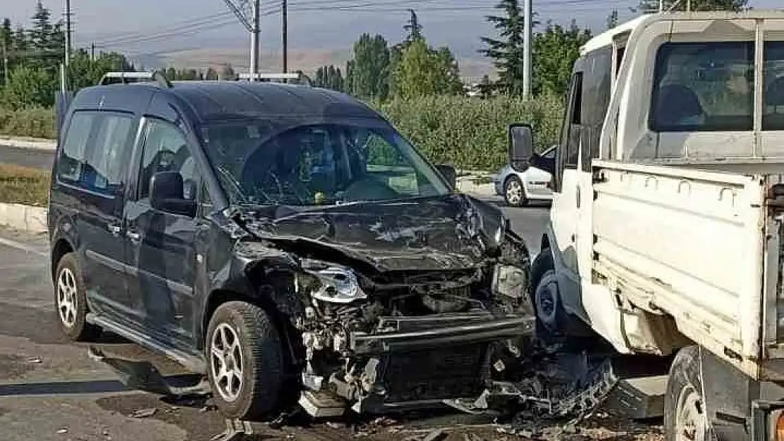 Afyon’da feci kaza : 9 yaralı