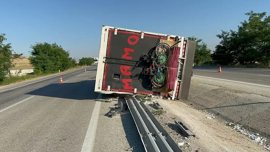 Afyon’da kontrolden çıkan kamyon refüje devrildi 4 kişi yaralandı