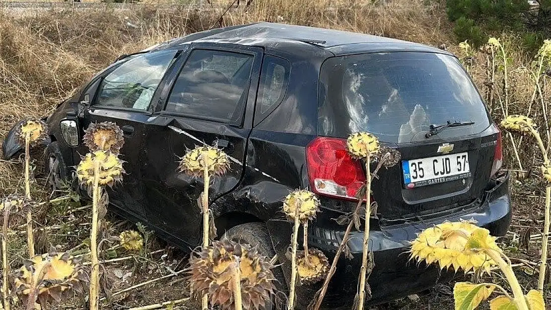 Afyon’da otomobil ayçiçek tarlasına uçtu: 2 yaralı