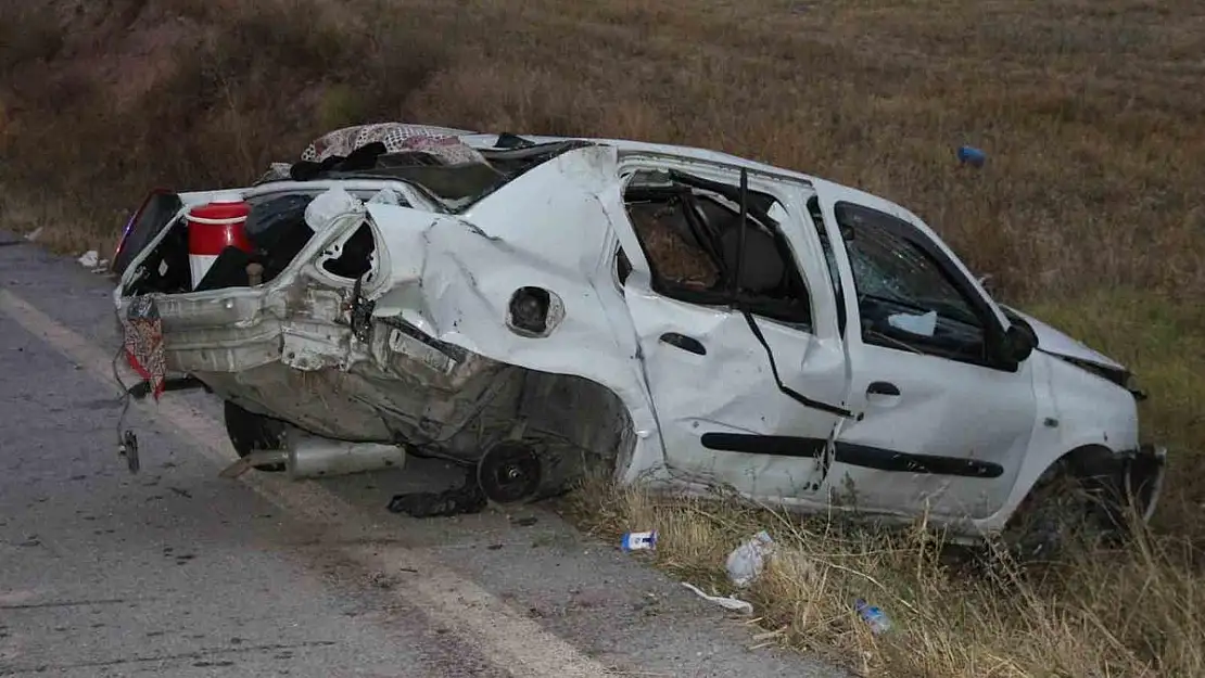 Afyon’da otomobil takla atarak parçalandı: 3 yaralı