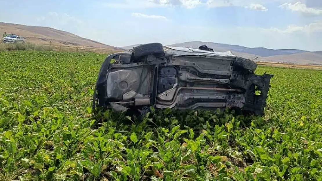 Afyon’da otomobil tarlaya uçtu: 2 yaralı