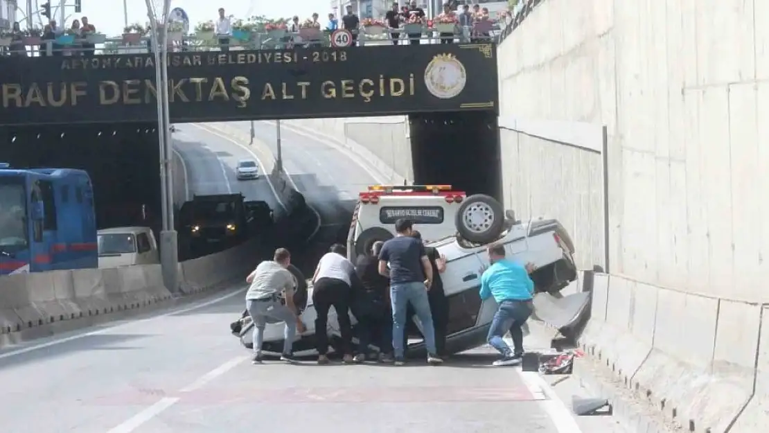 Afyon’da takla atan otomobildeki 2 kişi yaralandı