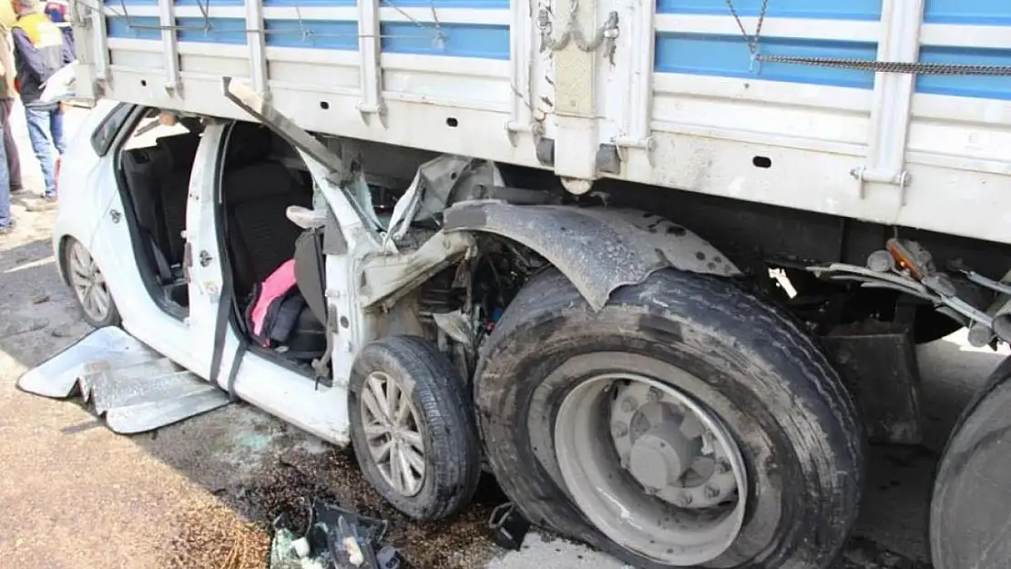 Afyon’da tırın altına giren otomobildeki anne ve kızı ağır yaralı