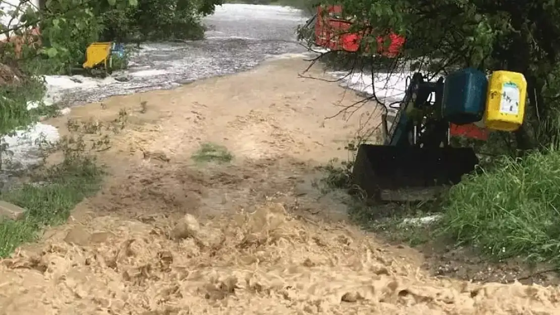 Afyon’da yağan yağmur sonrası ev ve ahırlara su bastı hayvanlar mahsur kaldı.