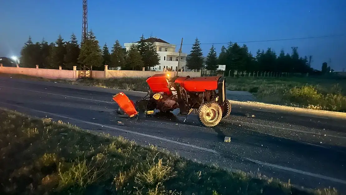 Afyon’daki feci kazada traktör 3 parçaya bölündü, 2 kişi yaralandı