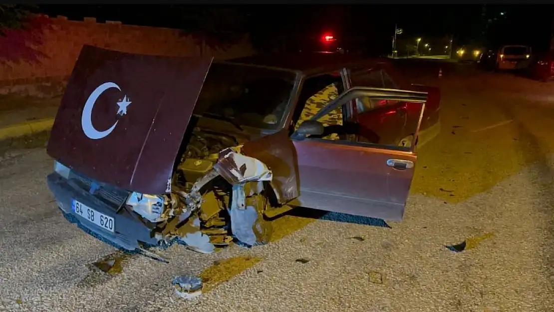 Afyonkarahisar'da iki otomobilin çarpıştığı trafik kazasında 1 araç hurdaya döndü