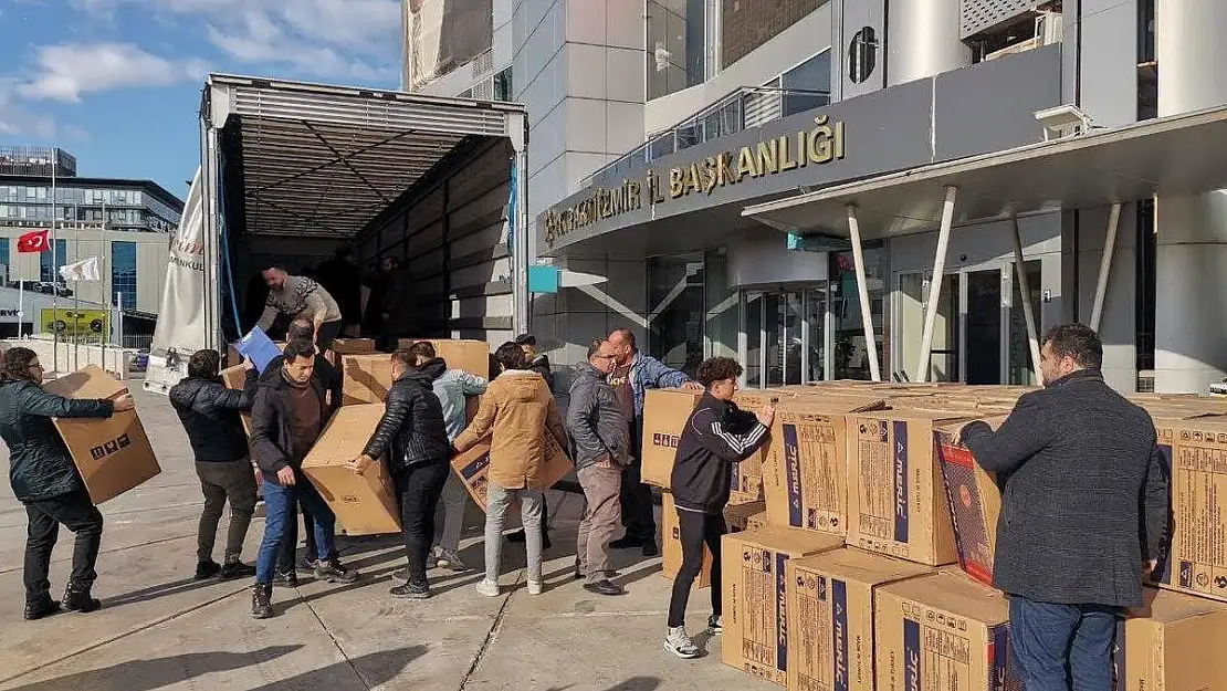 AK Parti İzmir'den deprem bölgesine 5 günde 86 tır yardım