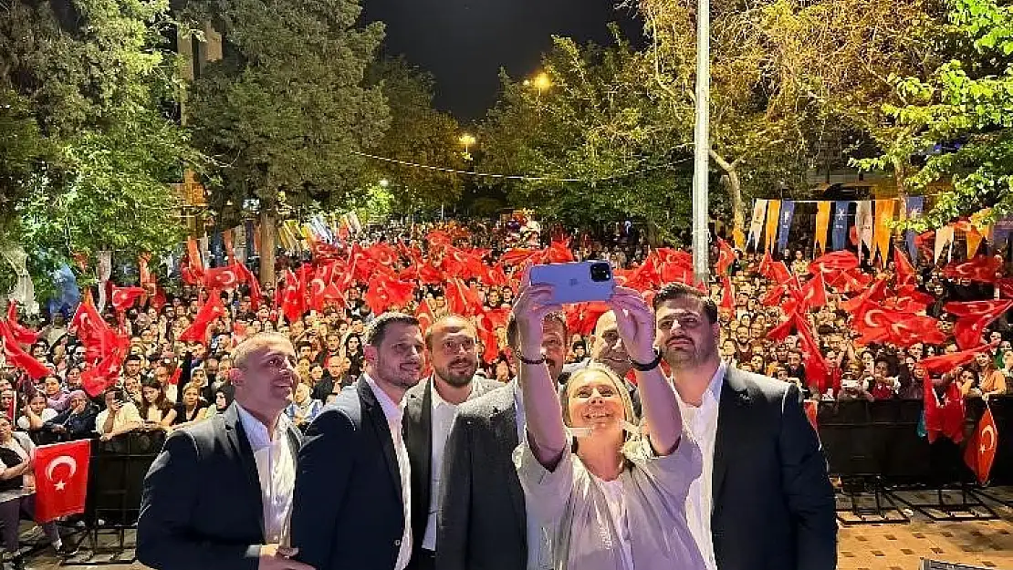 AK Parti İzmir’den miting havasında konser