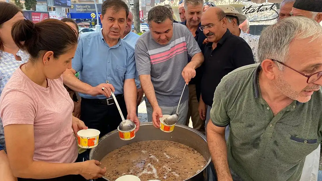 Ak Parti Torbalı aşure dağıttı