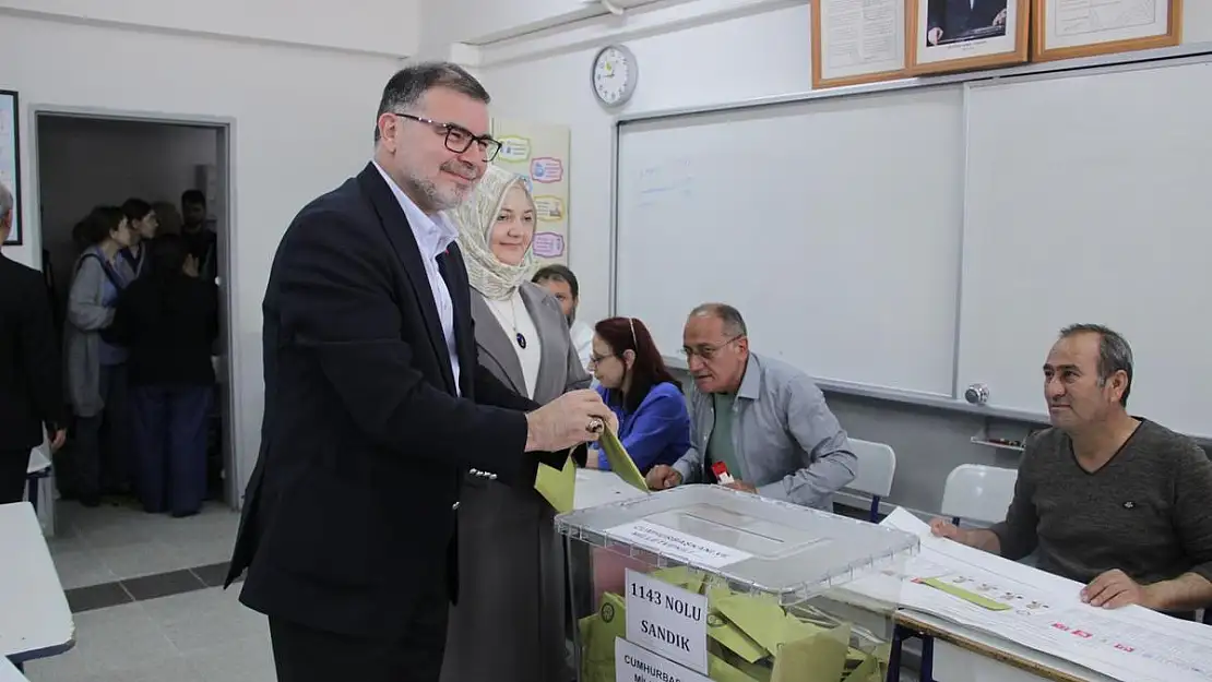 AK Partili Saygılı, önce annesinin elini öptü, sonra oyunu kullandı