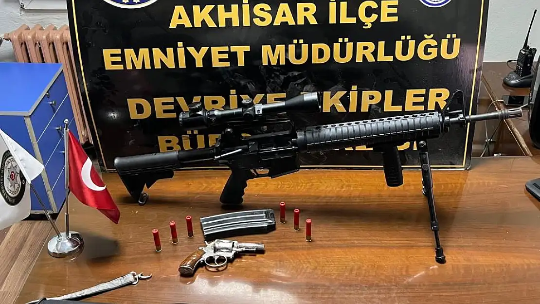 Akhisar’da polisin yakaladığı şahsın üzerinden cephanelik çıktı