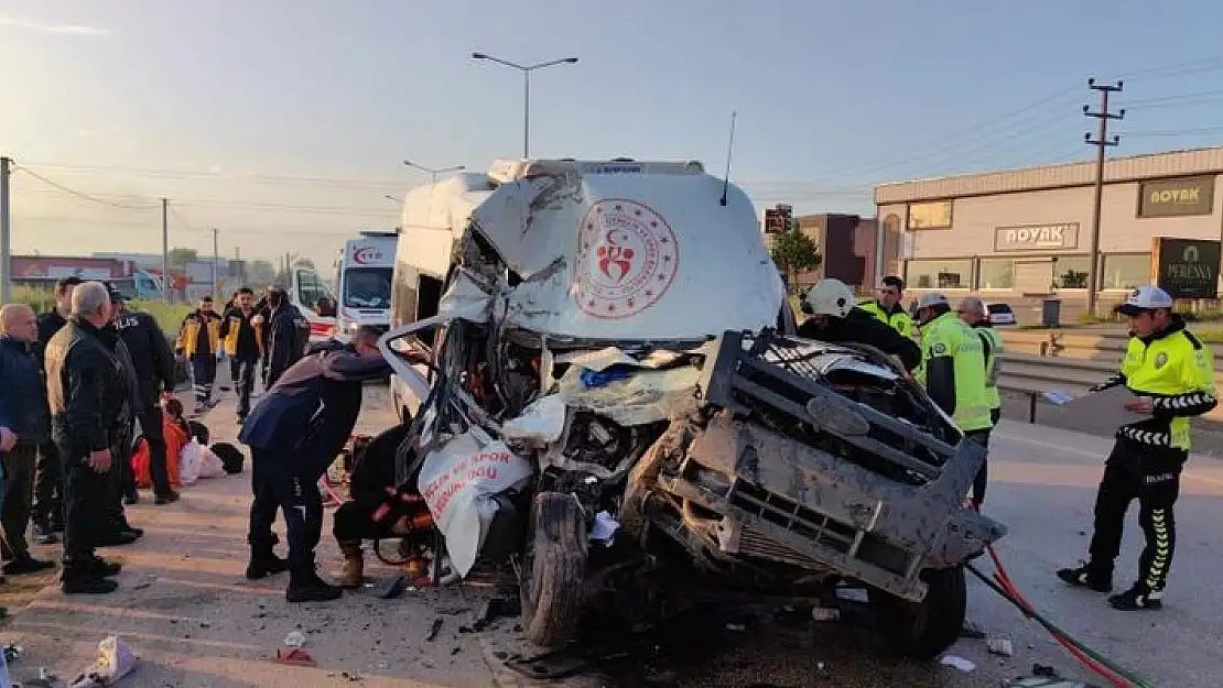 Aksaray Gençlik ve Spor İl Müdürlüğü sporcularını taşıyan minibüs kaza yaptı 1 ölü, 16 yaralı