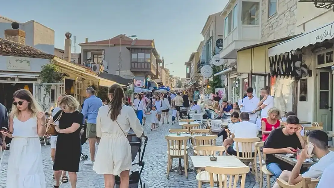 Alaçatı'da geceleri uyutmayan sokak: Buraya giren zamanı unutuyor!