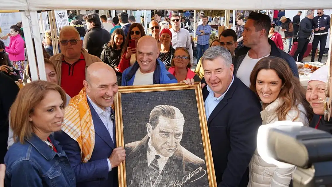 Alaçatı Ot Festivali'nde Soyer'e mozaik Atatürk Portresi