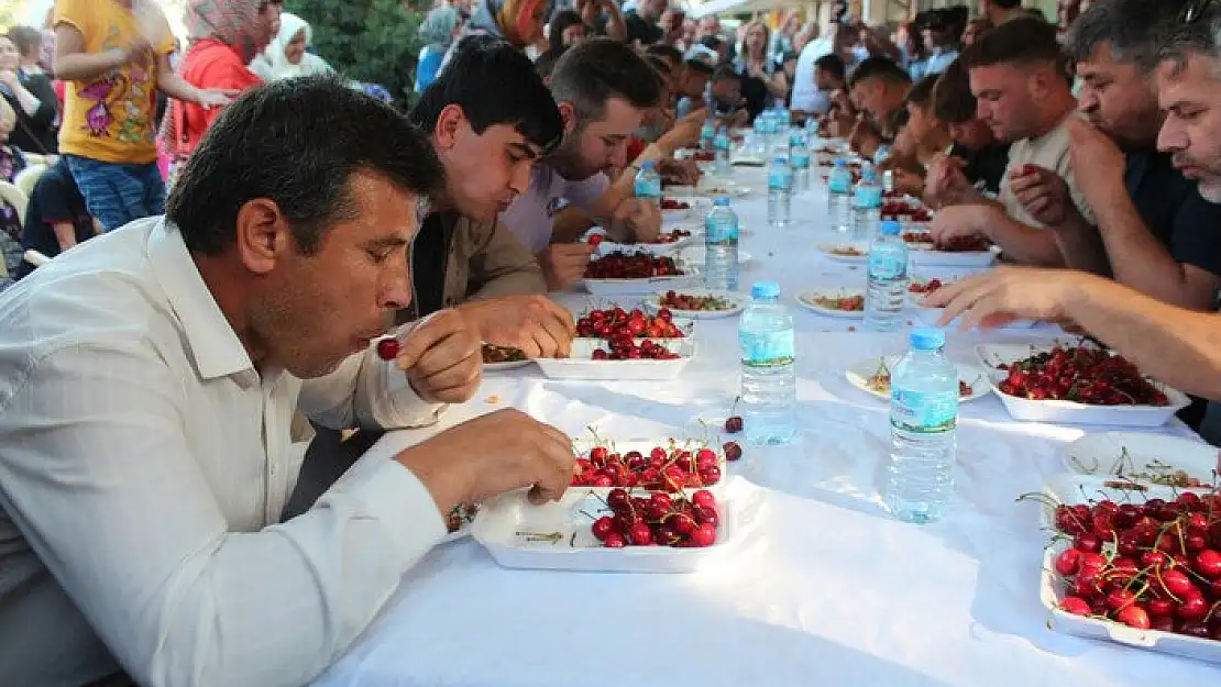 Alaşehir’de Kiraz yeme yarışması büyük ilgi gördü