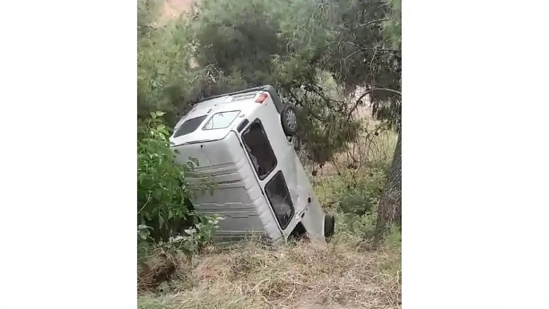 Alaşehir’de kontrolden çıkan minibüs uçuruma düştü