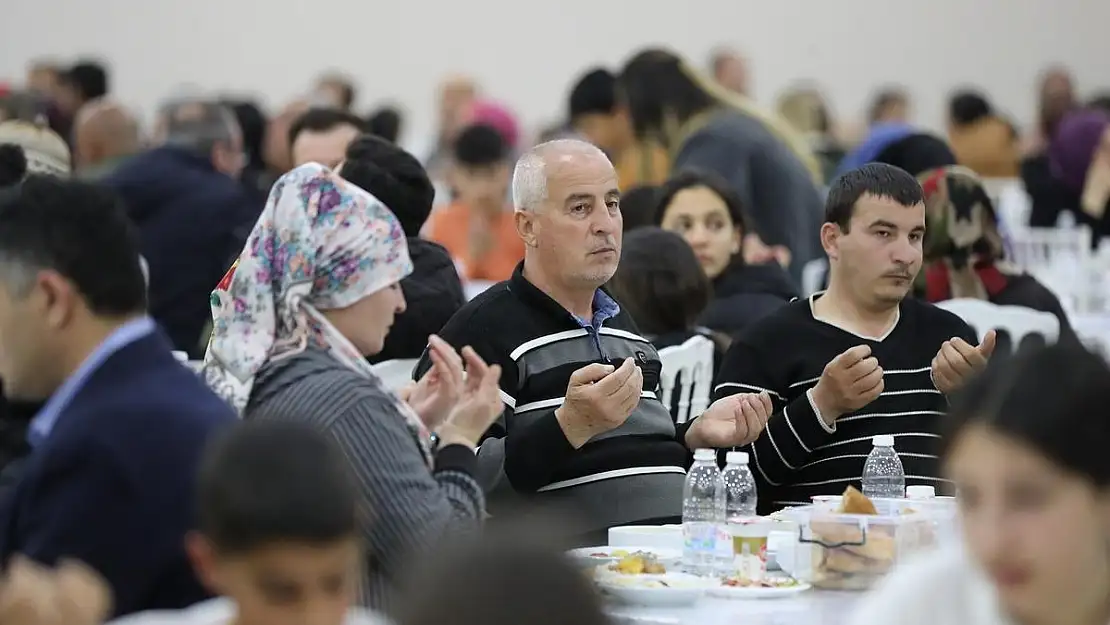 Aliağa Belediyesi'nden iftar yemeği… Binlerce kişi katıldı…