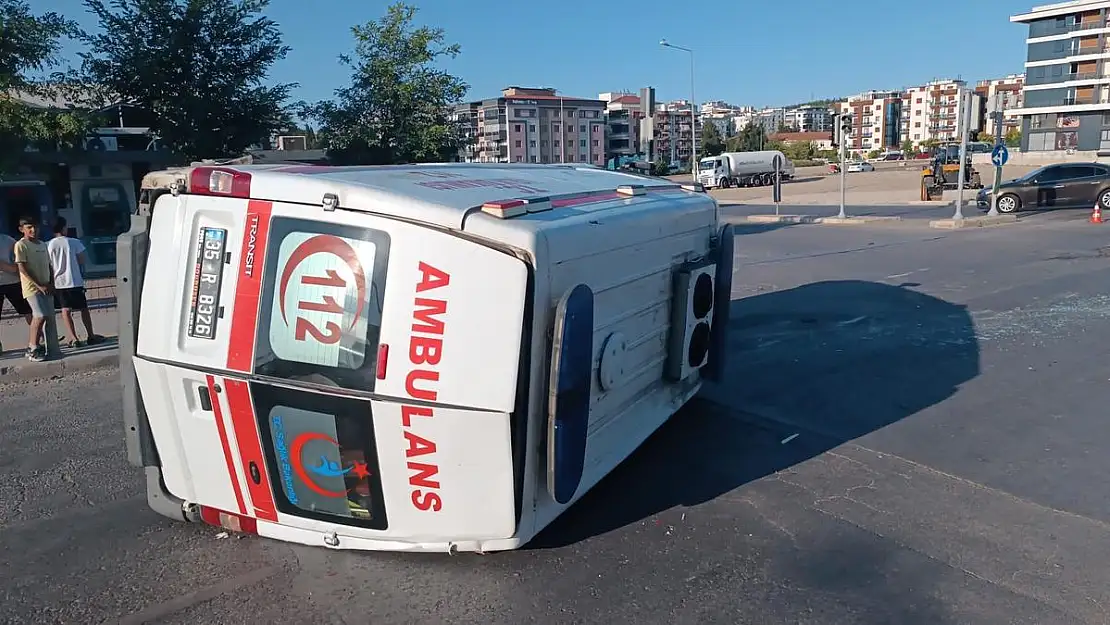 Aliağa’da ambulans ile kamyonet çarpıştı!