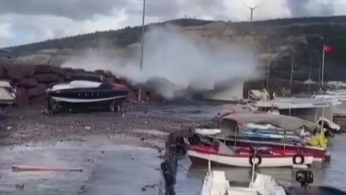 Aliağa’da dalgalar yükseldi…Vatandaşlar denize düştü!