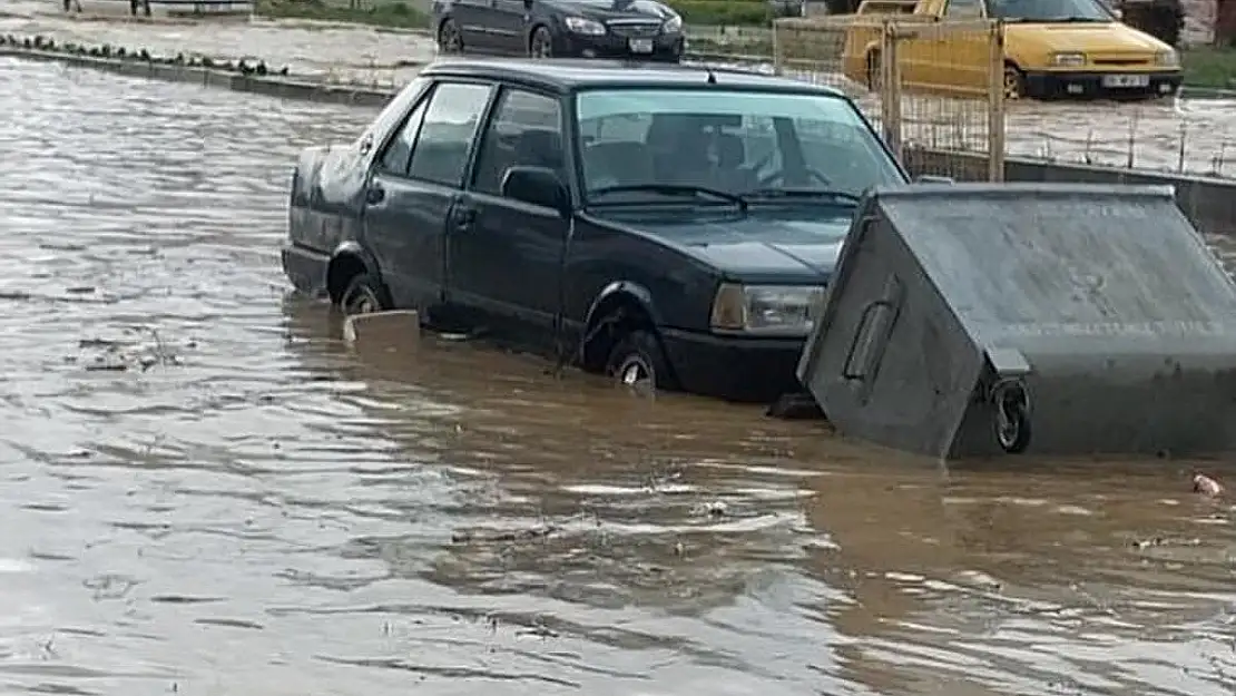 Aliağa'da etkili olan yağmur, yolları göle çevirdi