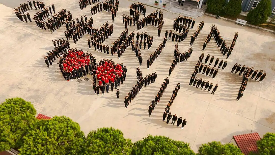 Aliağa’da öğrencilerden “Yaşasın Cumhuriyet” koreografisi