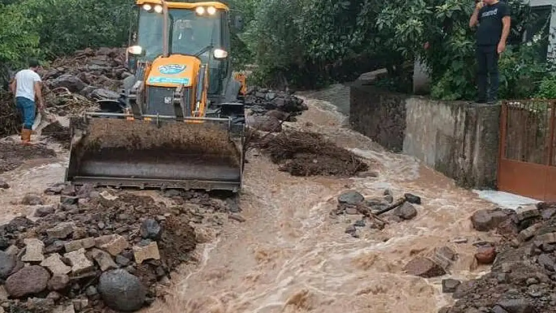 Aliağa’da yağış sonrası köprü yıkıldı