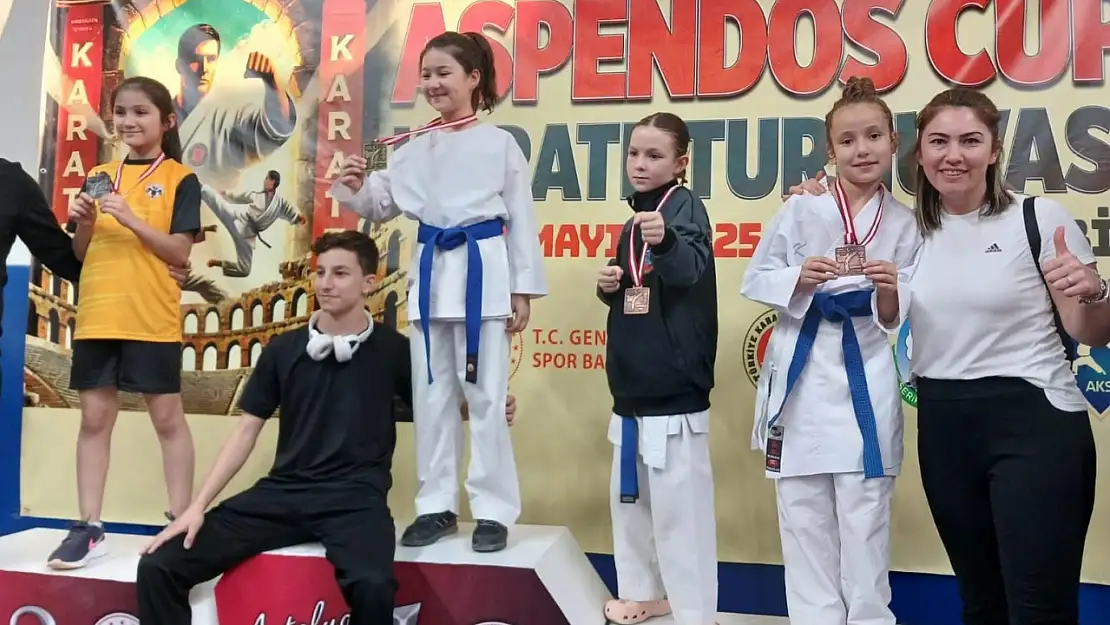 Aliağalı karateciler Aspendos Cup'ta madalya kazandı