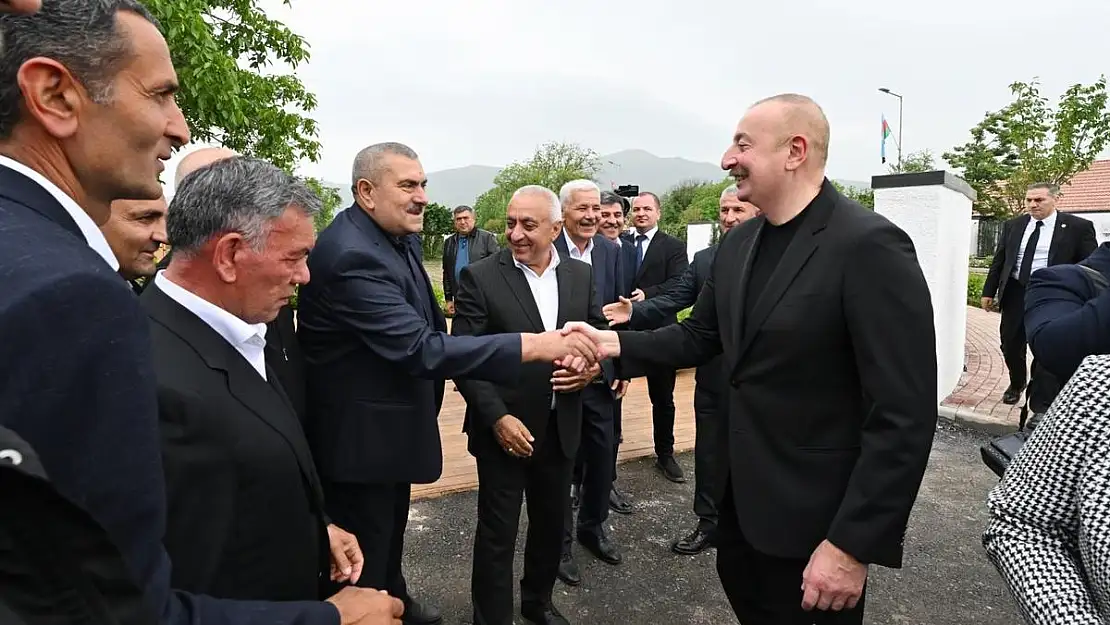 Aliyev, Hocalı’ya taşınan halkla bir araya geldi