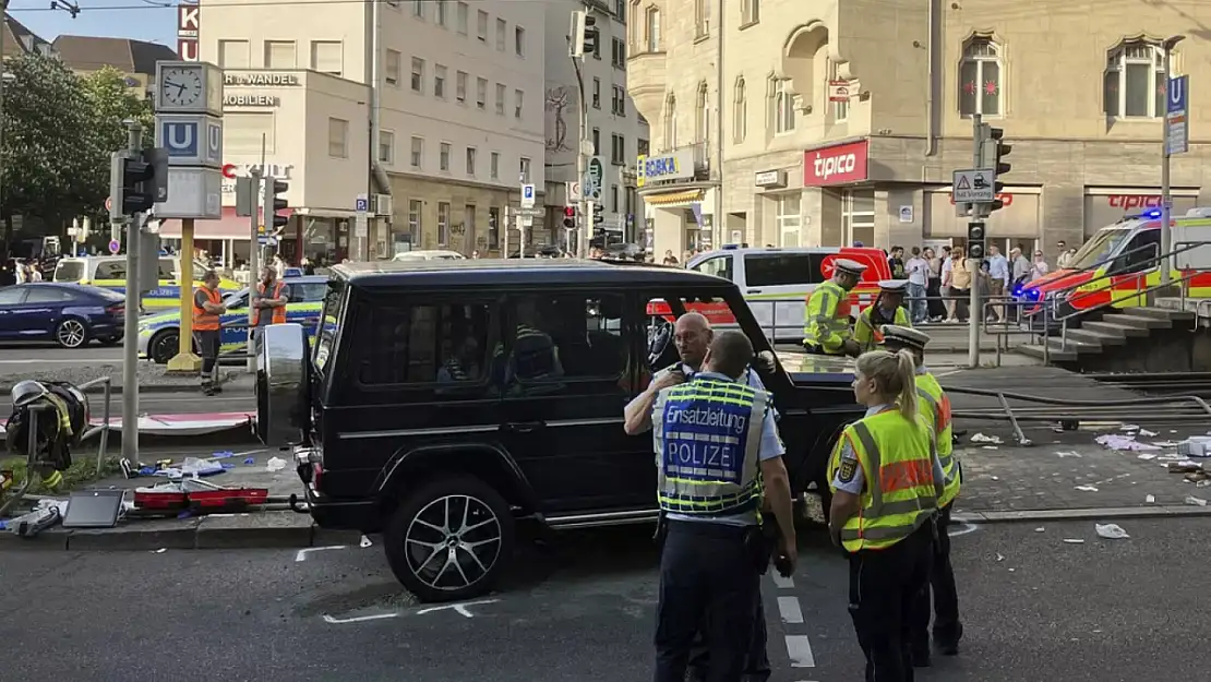 Almanya'nın Stuttgart şehrinde araç kalabalığa daldı! En az 3 yaralı var
