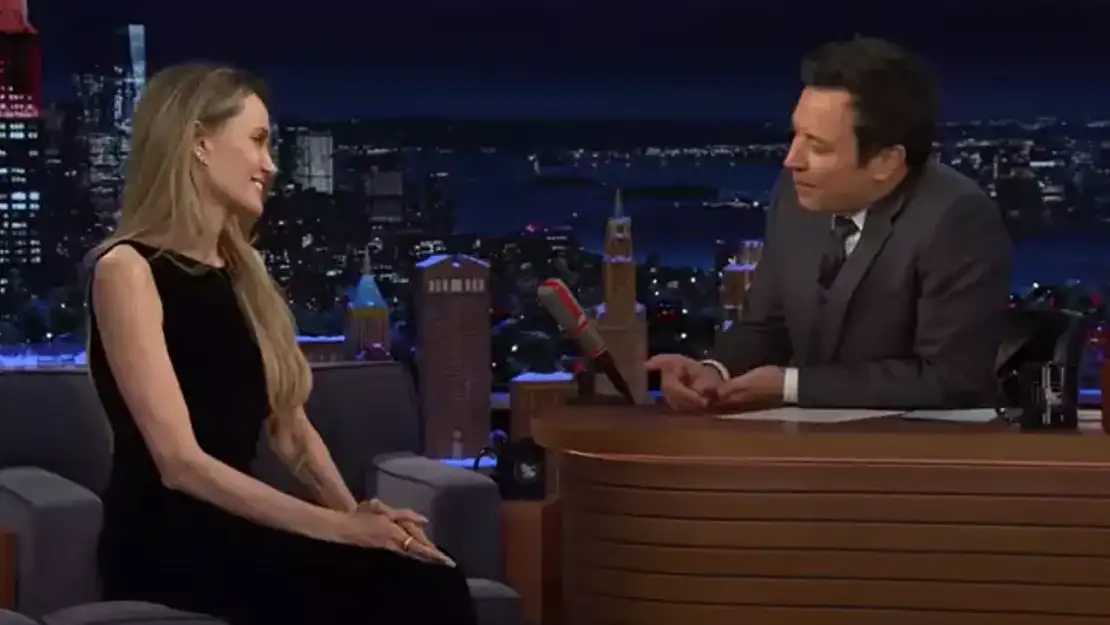 Angelina Jolie, kırık ayağıyla çıplak ayak The Tonight Show'da!