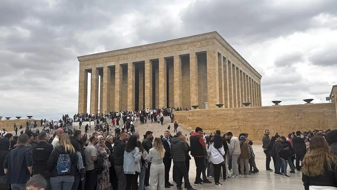 Anıtkabir’de bayramda ziyaretçi yoğunluğu yaşandı