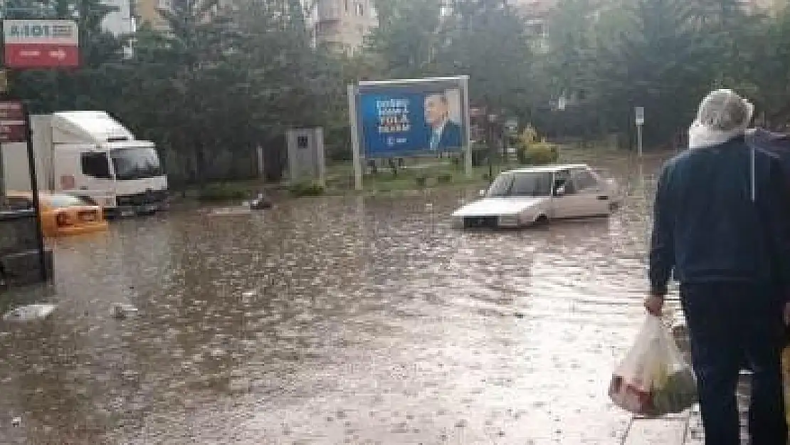 Ankara’da yağmur  trafikte zor anlar yaşattı